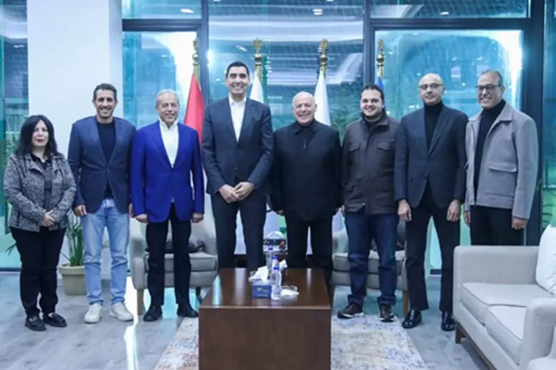 جوهر نبيل يزور مقر اتحاد الكرة.. ويؤكد: نقف على مسافة واحدة من الجميع 